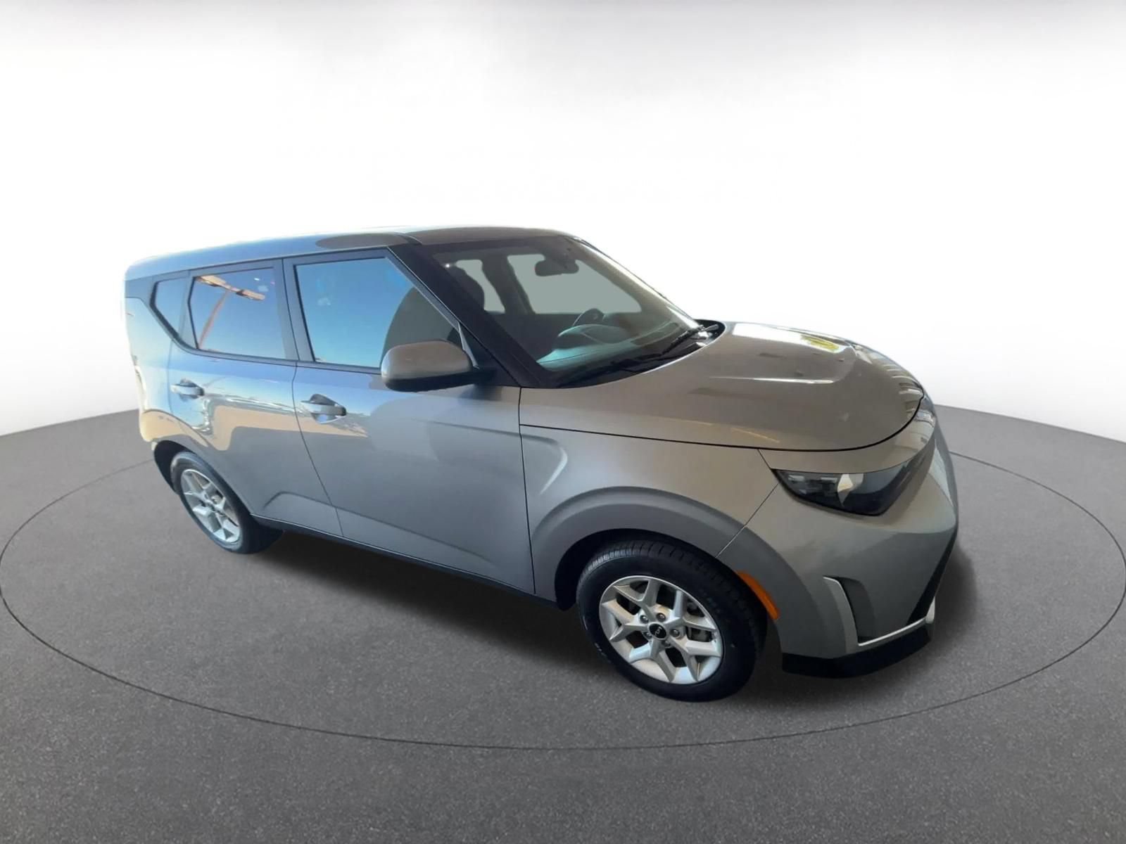 Used 2025 Kia Soul LX w/ LX Technology Package FWD image 2