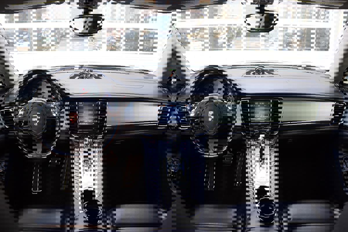 Used 2015 Porsche Panamera S image 12