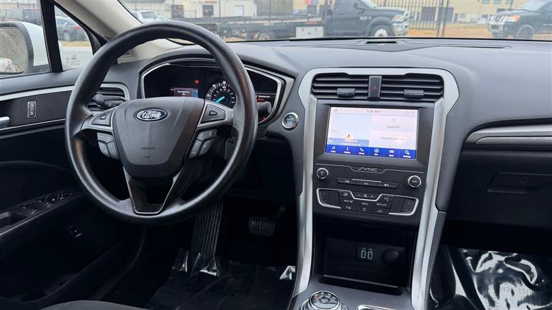 Used 2020 Ford Fusion SE FWD image 19