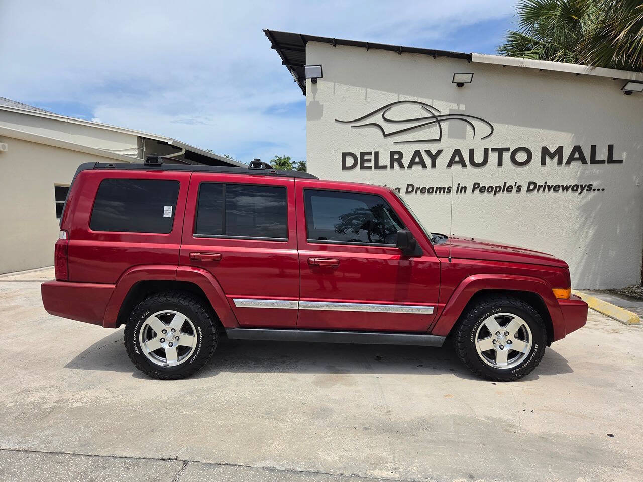 Used 2010 Jeep Commander Sport w/ Sun/Sound Group AWD/4WD image 4