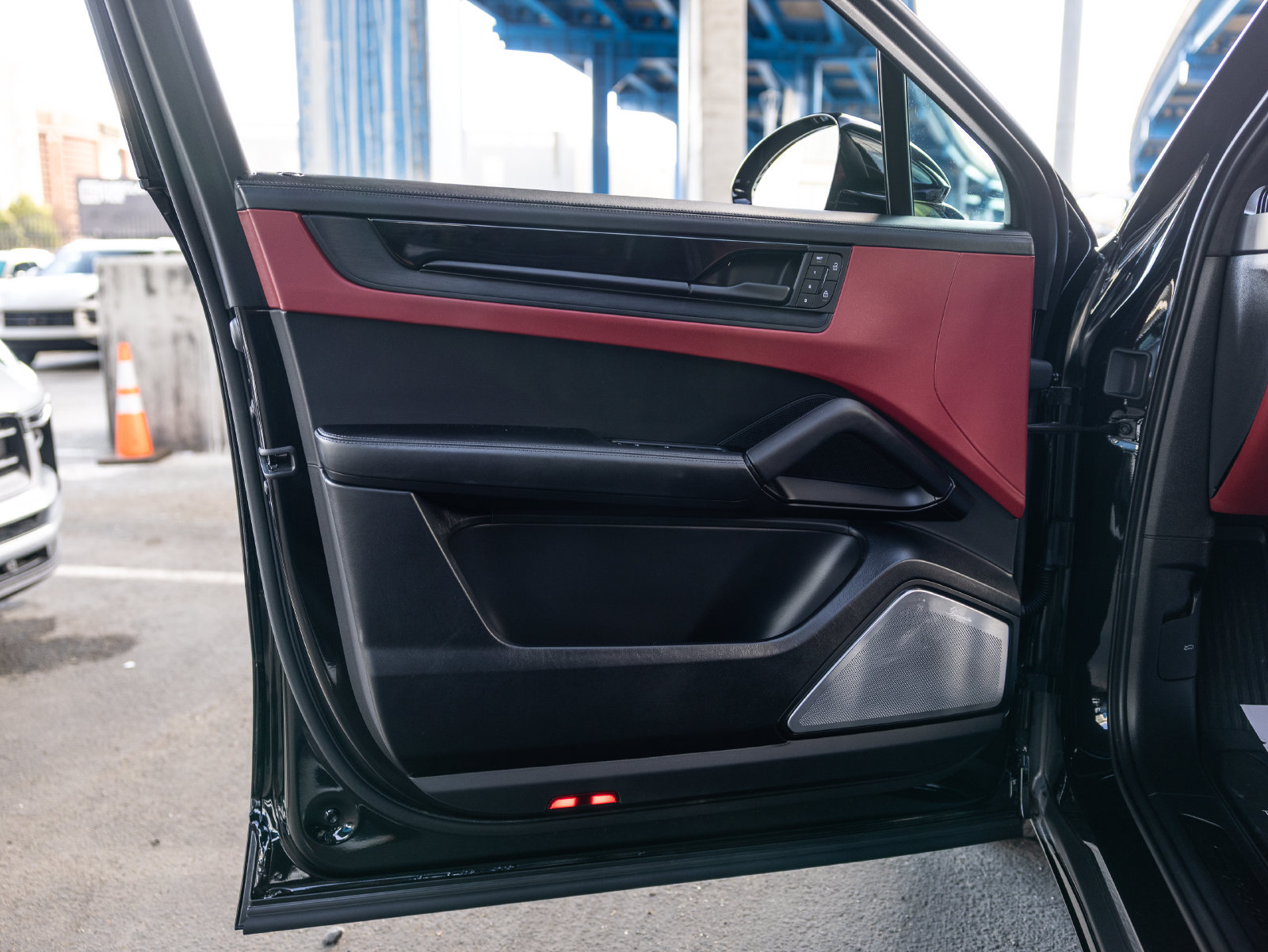 Certified 2025 Porsche Cayenne GTS AWD/4WD image 36
