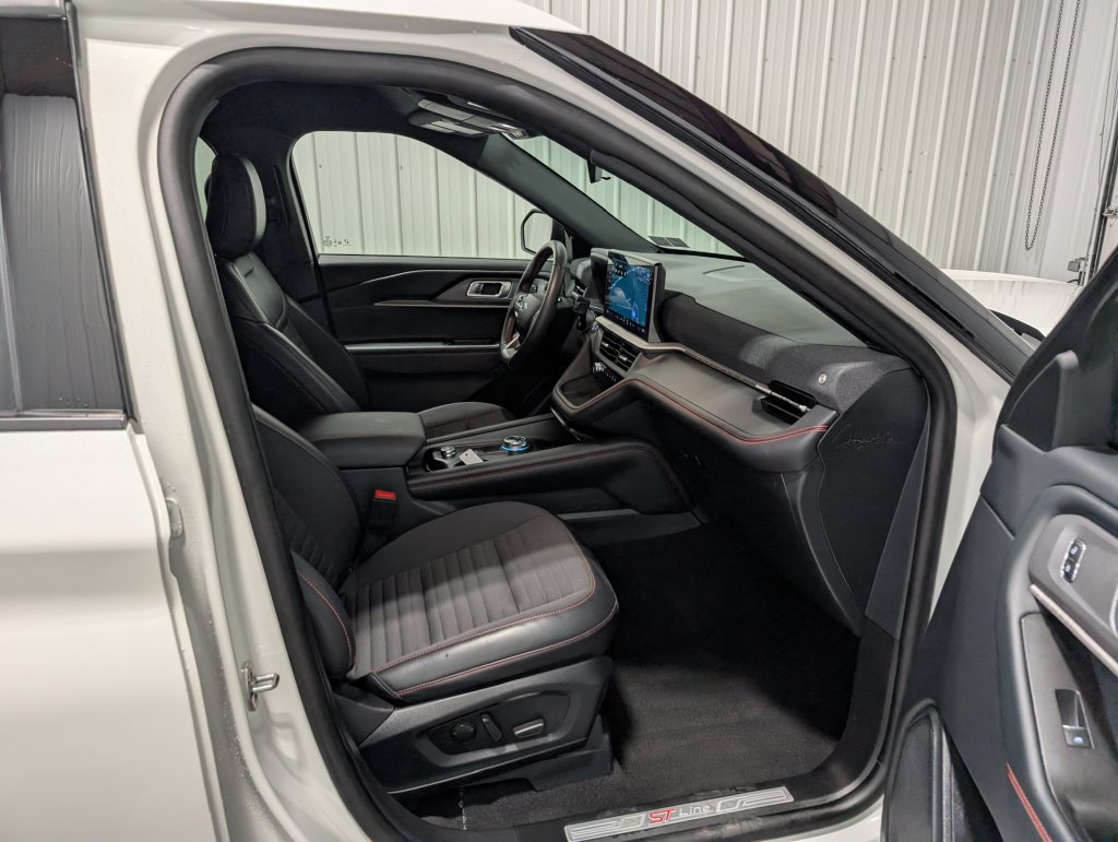 Used 2025 Ford Explorer ST-Line w/ ST-Line Street Pack AWD/4WD image 28