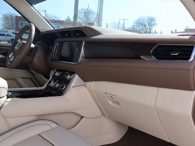 Used 2024 GMC Yukon Denali w/ Advanced Technology Package image 9
