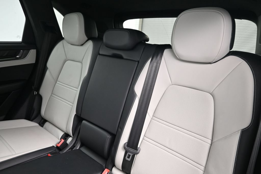 Certified 2024 Porsche Cayenne Turbo AWD/4WD image 6