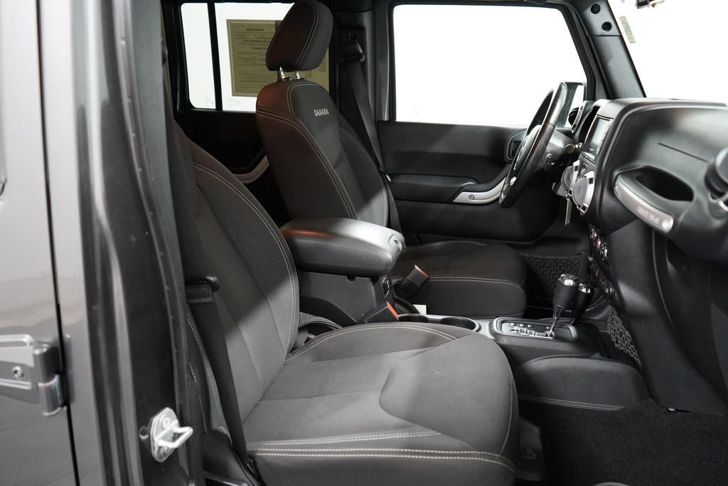 Used 2017 Jeep Wrangler Unlimited Sahara w/ Connectivity Group AWD/4WD image 28