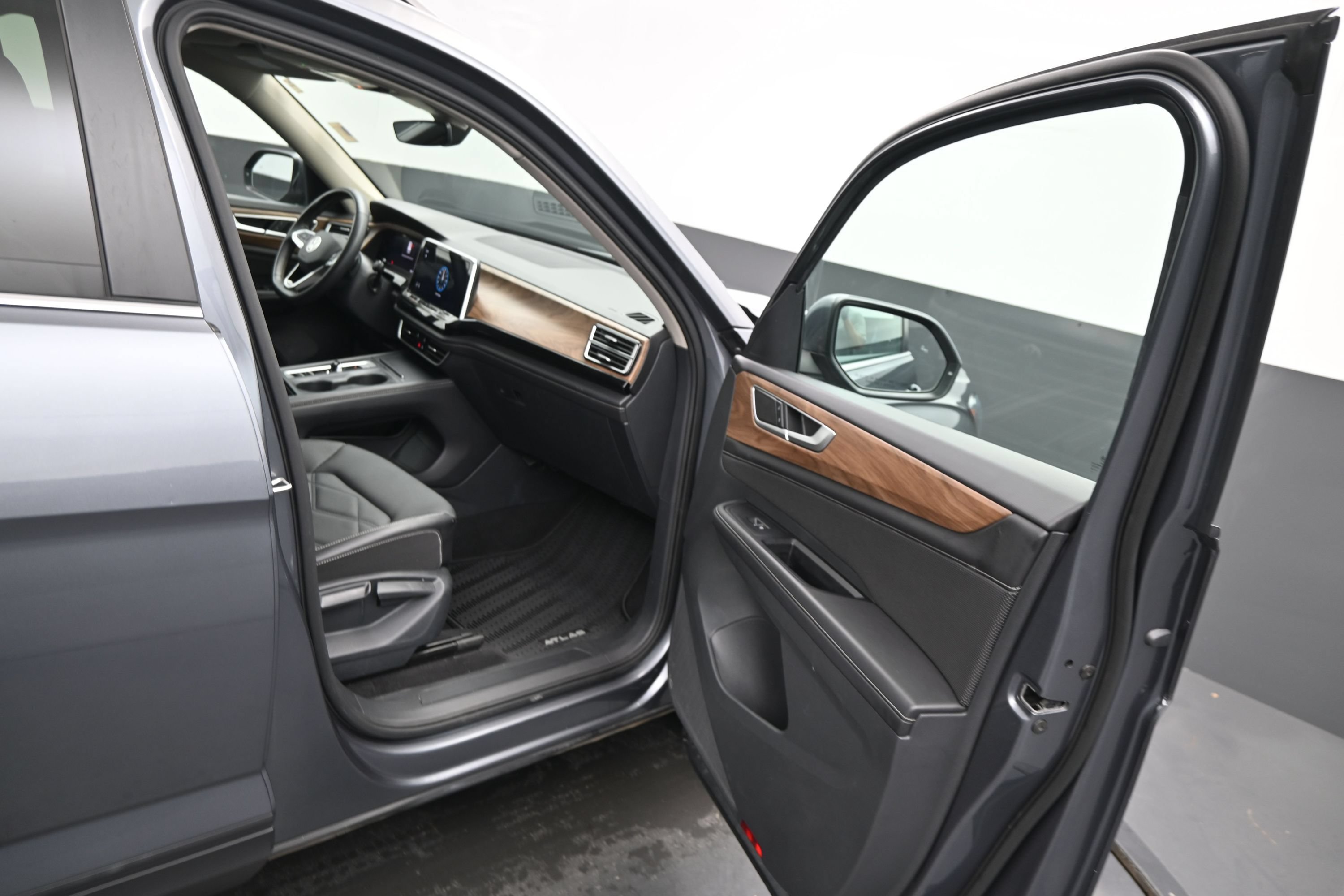 Used 2024 Volkswagen Atlas SE FWD image 28