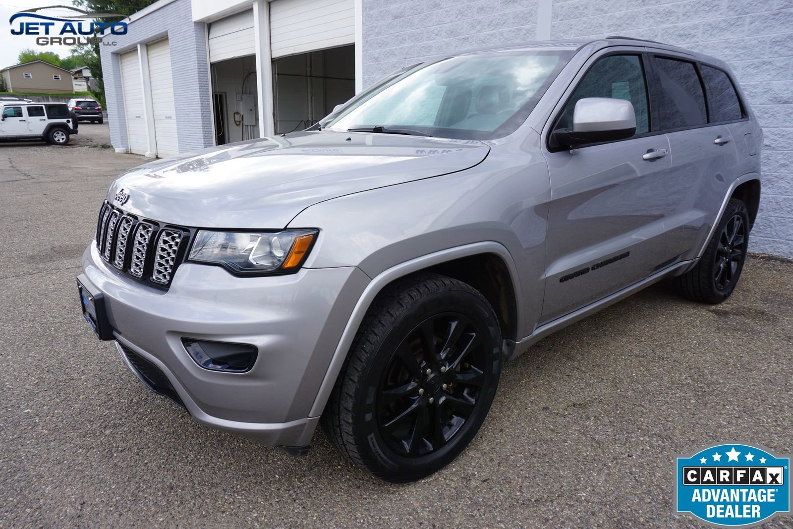 Used 2017 Jeep Grand Cherokee Altitude AWD/4WD image 3
