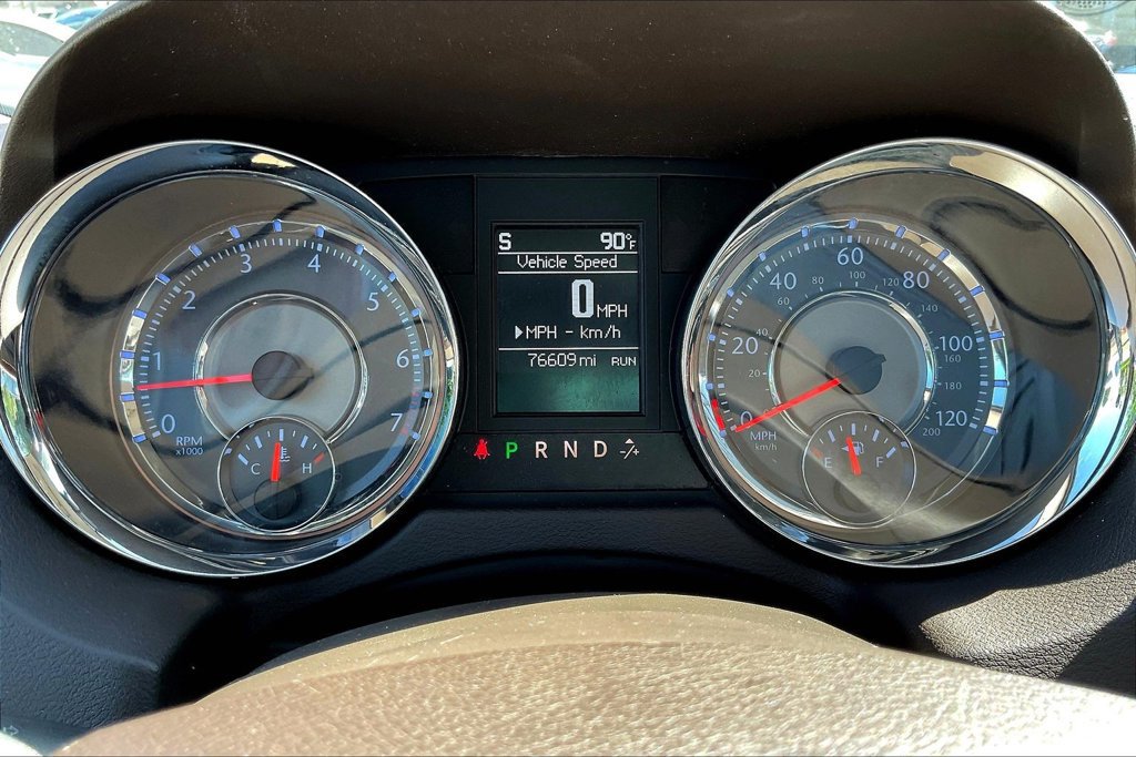 Used 2015 Chrysler Town & Country Touring FWD image 13