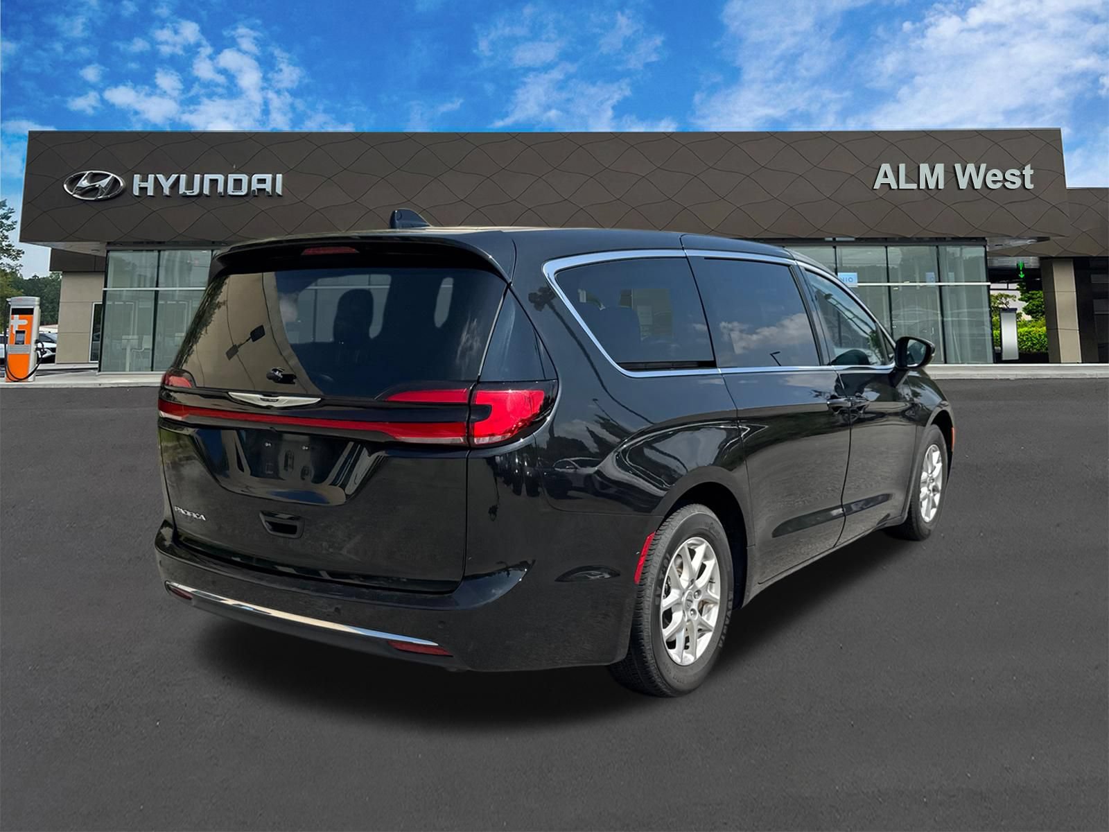 Used 2023 Chrysler Pacifica Touring-L FWD image 5