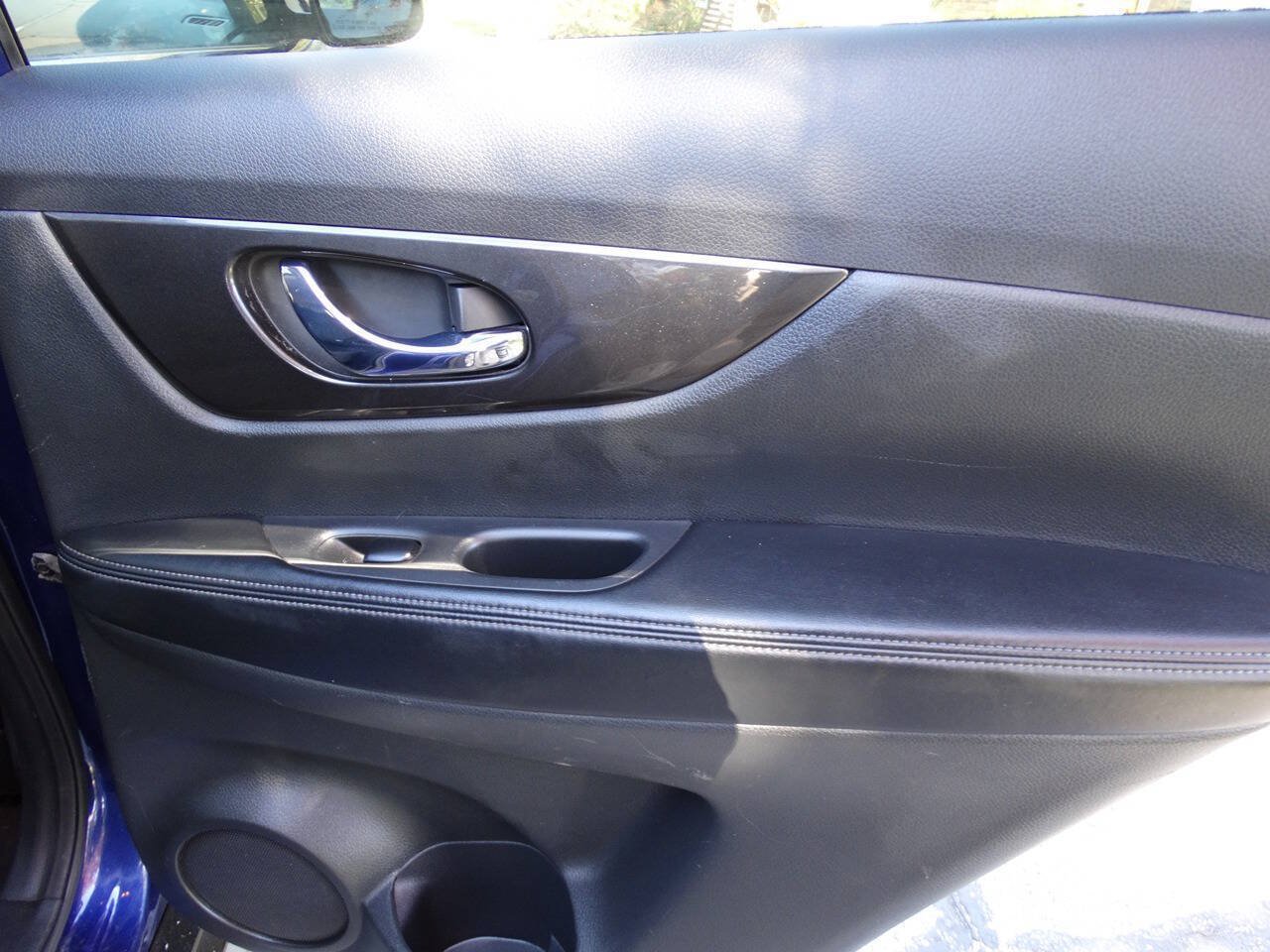 Used 2020 Nissan Rogue AWD w/ SV Moonroof Package image 40