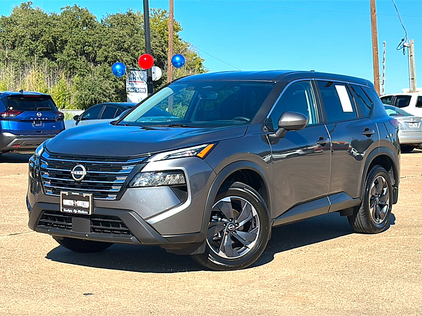 Used 2025 Nissan Rogue SV image 2