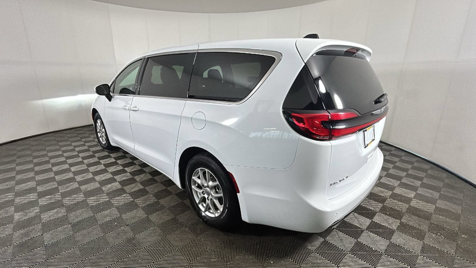 Used 2023 Chrysler Pacifica Touring-L FWD image 5