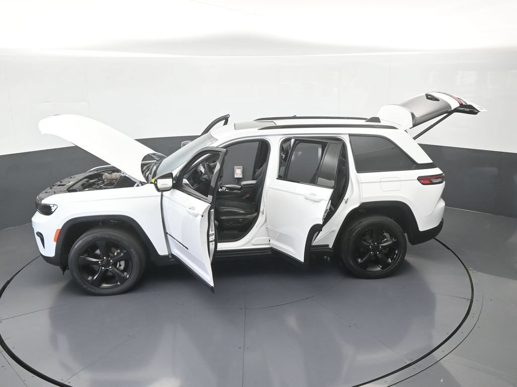 Used 2024 Jeep Grand Cherokee Altitude RWD image 63