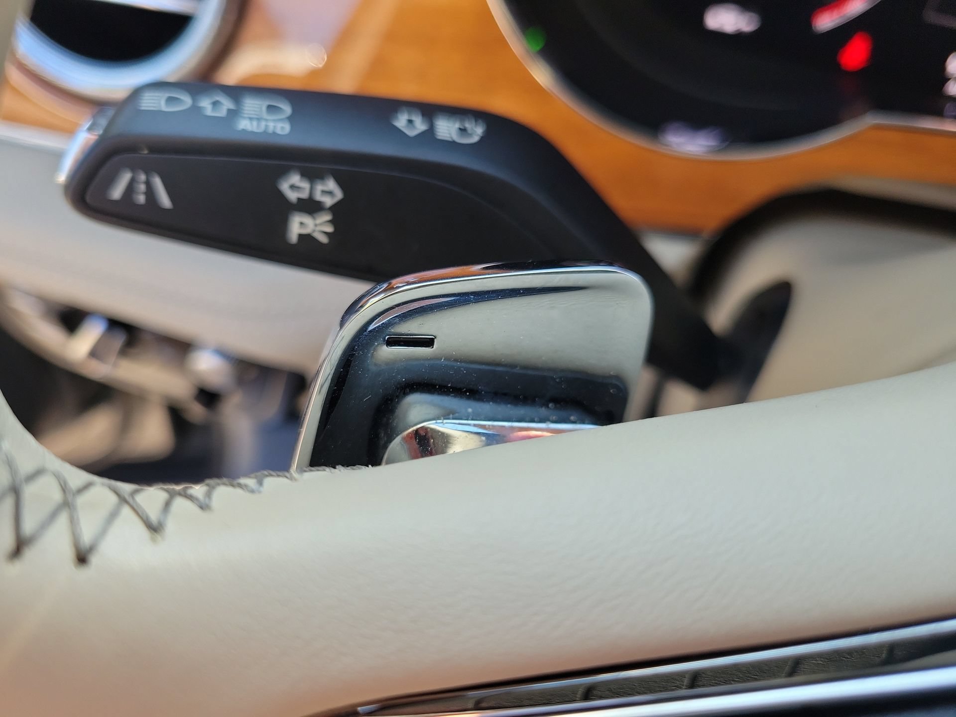 Certified 2023 Bentley Bentayga Plug-In Hybrid AWD/4WD image 37