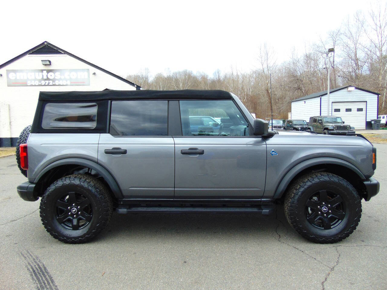 Used 2022 Ford Bronco Black Diamond image 2