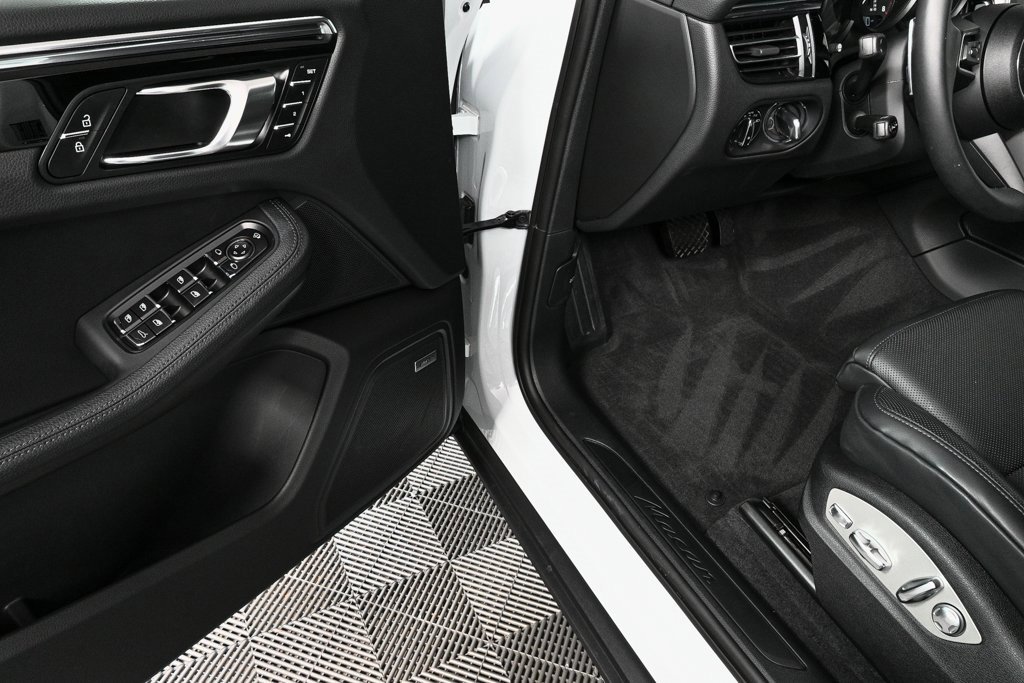 Used 2025 Porsche Macan image 8