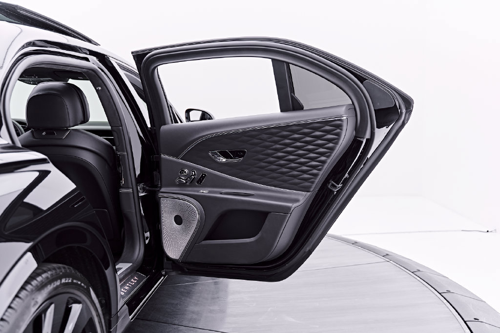 Used 2023 Bentley Flying Spur V8 AWD/4WD image 32