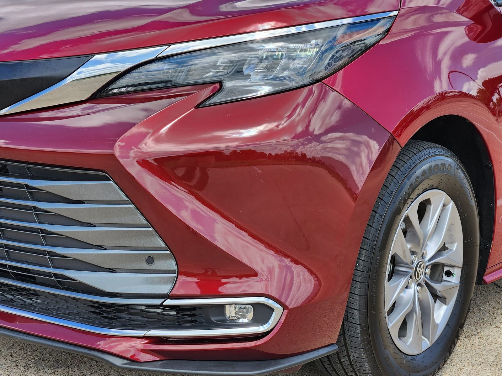 Used 2025 Toyota Sienna XLE image 10