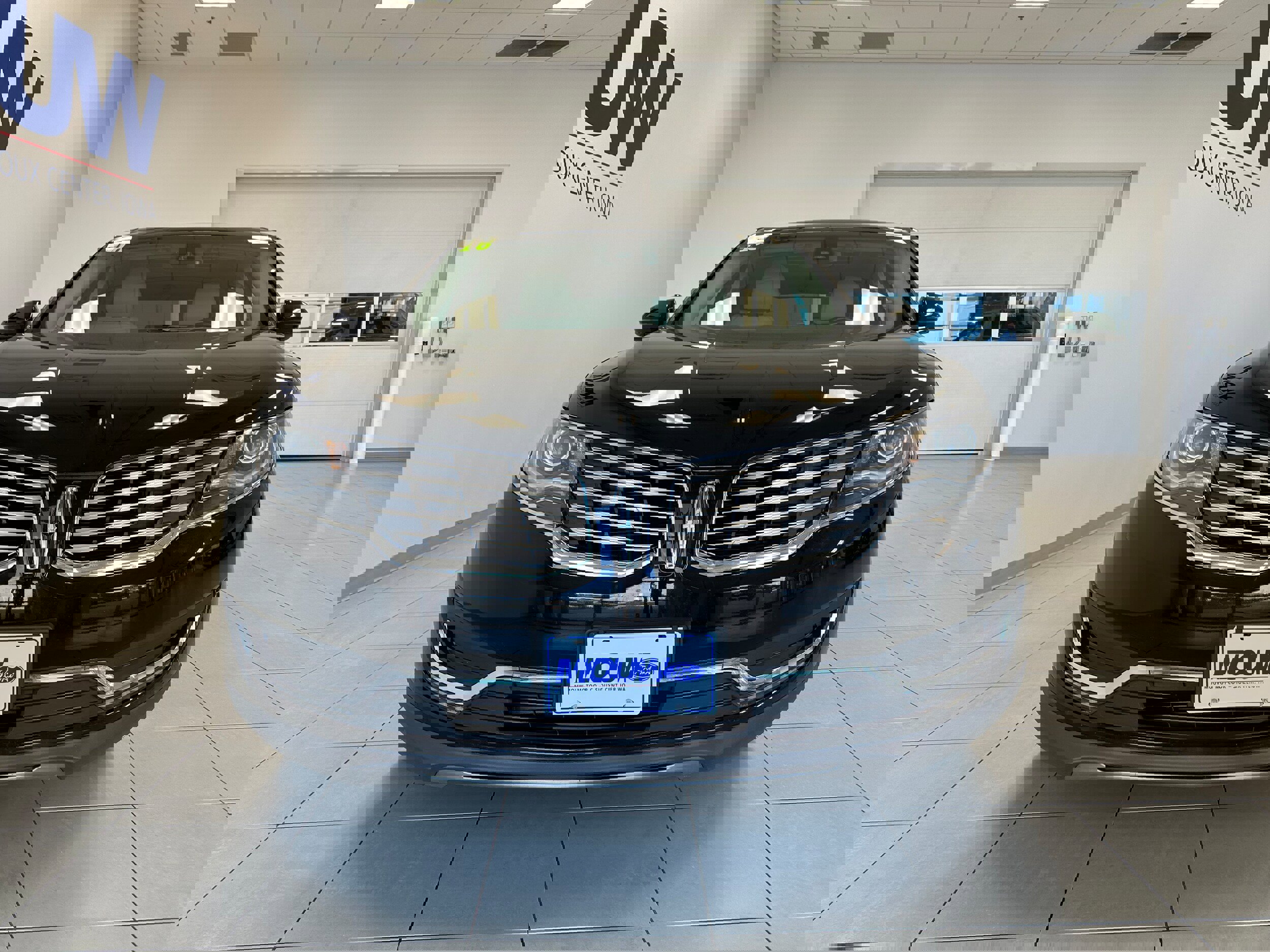 Used 2016 Lincoln MKX Reserve w/ Driver Assistance Package image 3