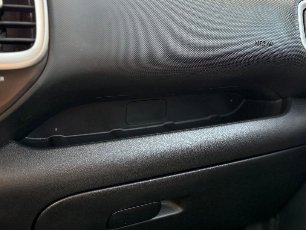 Used 2023 Hyundai Venue SE image 16