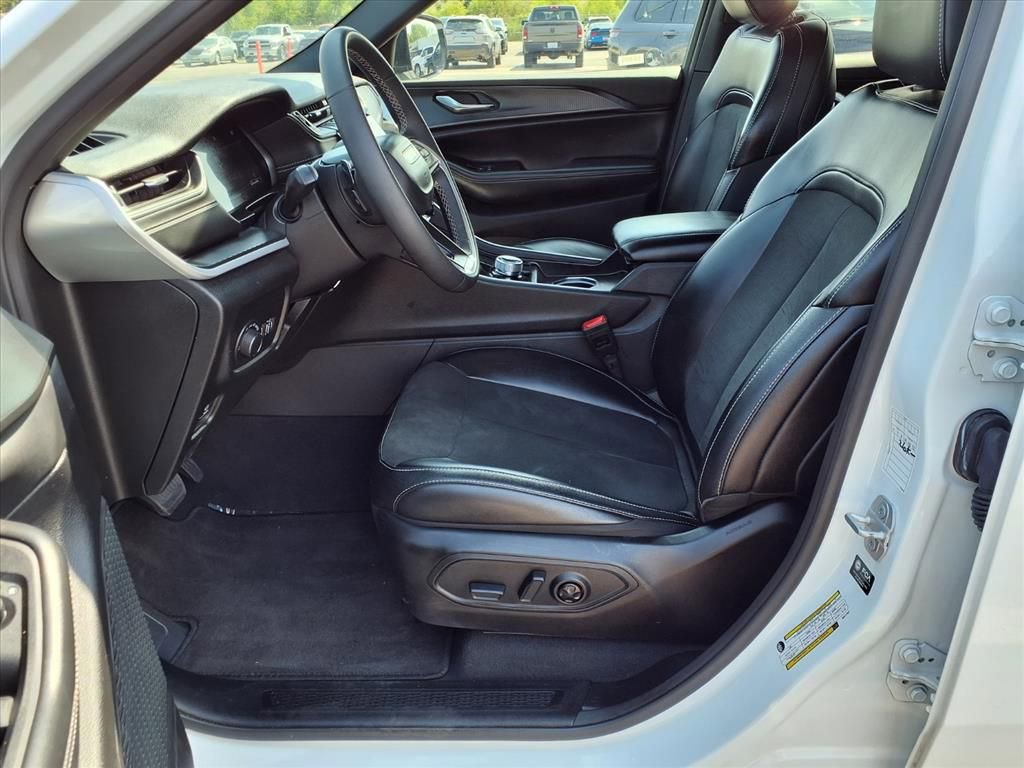 Used 2024 Jeep Grand Cherokee L Laredo AWD/4WD image 25