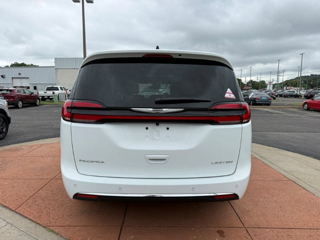 Used 2026 Chrysler Pacifica Limited FWD image 5