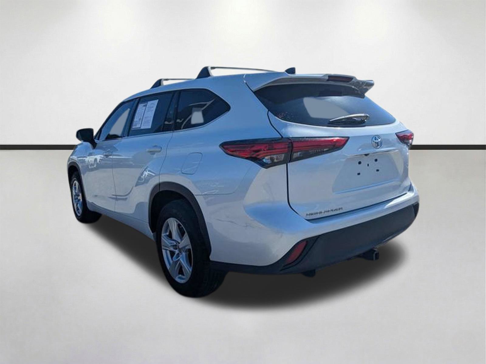 Used 2022 Toyota Highlander L FWD image 4