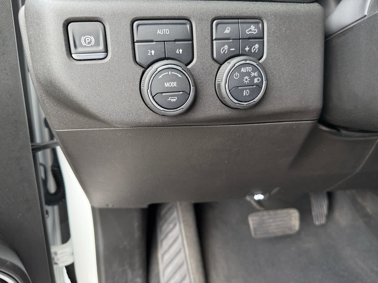 Used 2025 Chevrolet Silverado 1500 LTZ AWD/4WD image 25