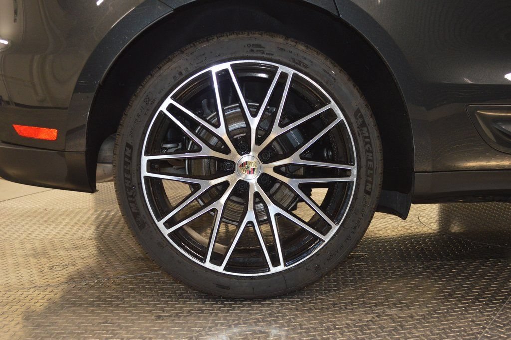 Certified 2025 Porsche Macan AWD/4WD image 15