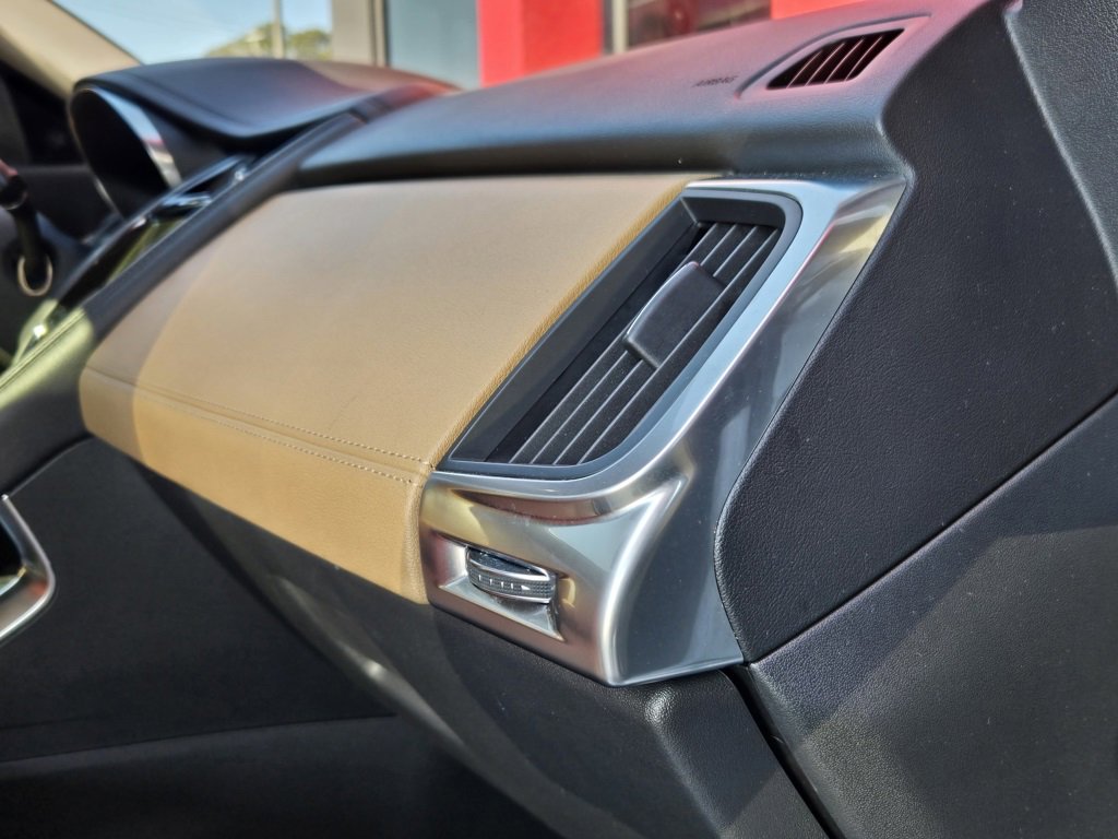 Used 2021 Jaguar E-PACE SE image 24