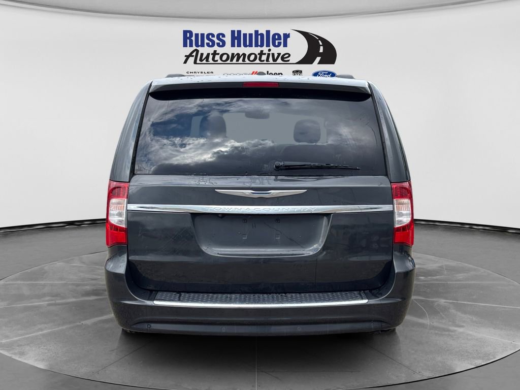 Used 2011 Chrysler Town & Country Touring-L w/ Entertainment Group #2 FWD image 4