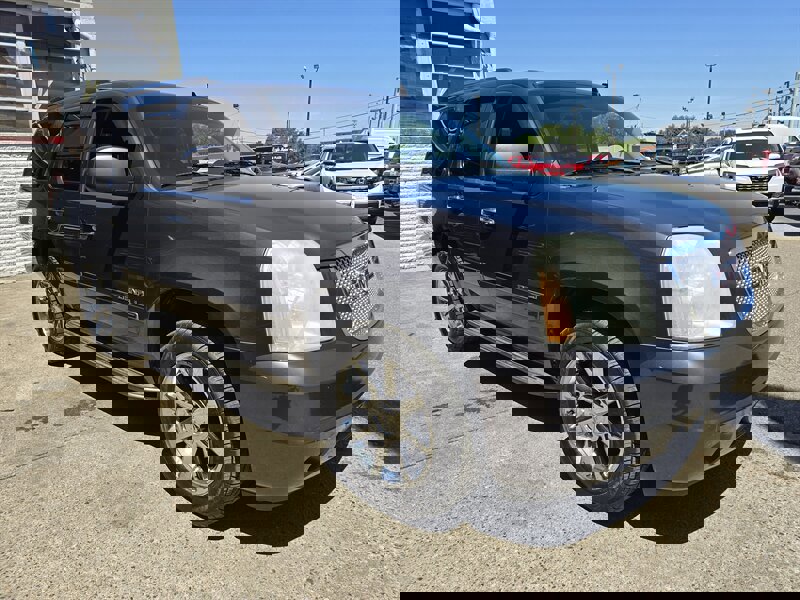 Used 2011 GMC Yukon Denali image 4