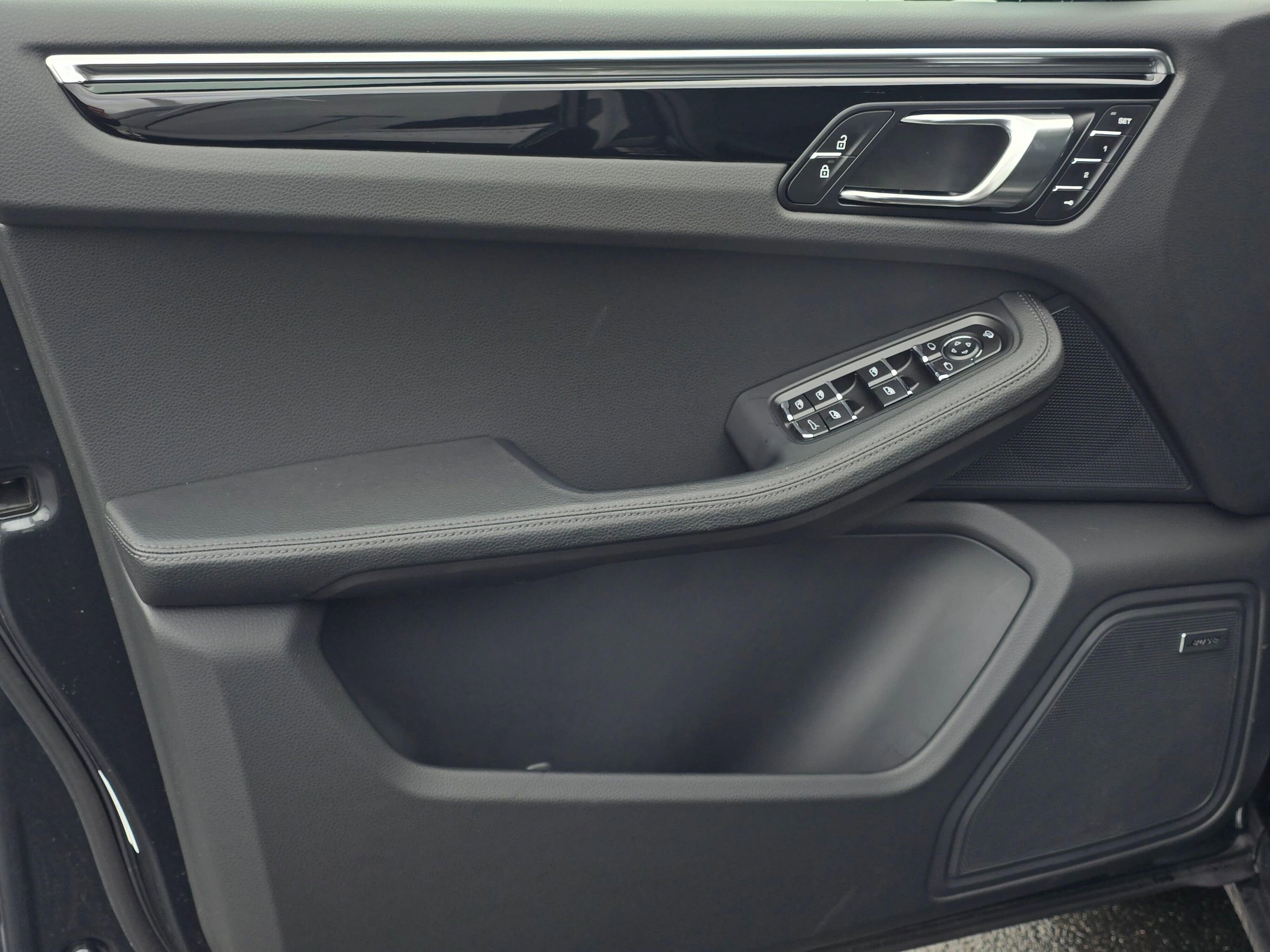 Used 2025 Porsche Macan image 32