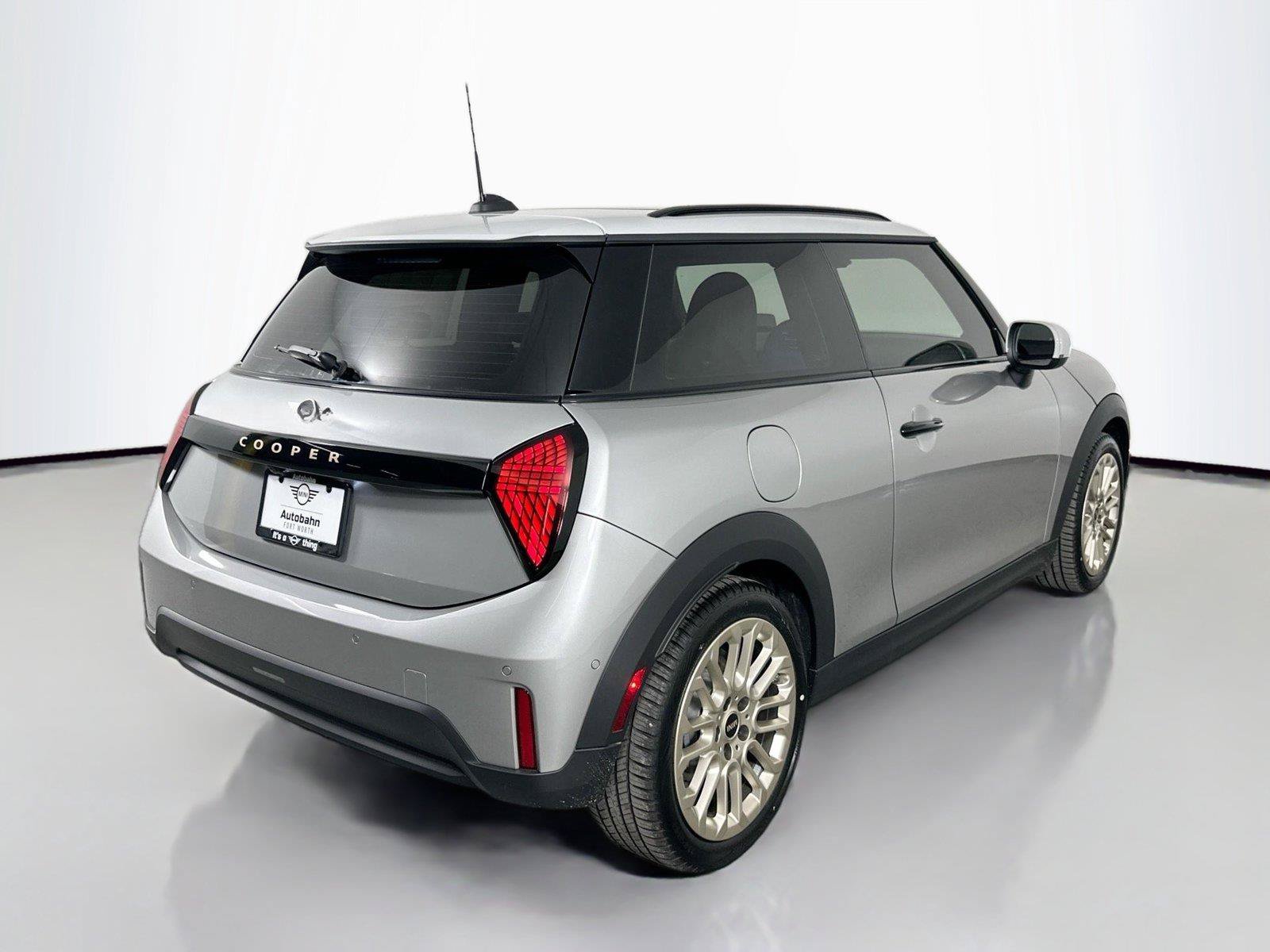 Used 2025 MINI Cooper 2-Door Hardtop FWD image 4