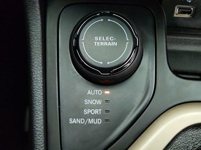 Used 2015 Jeep Cherokee Sport w/ Cold Weather Group AWD/4WD image 16