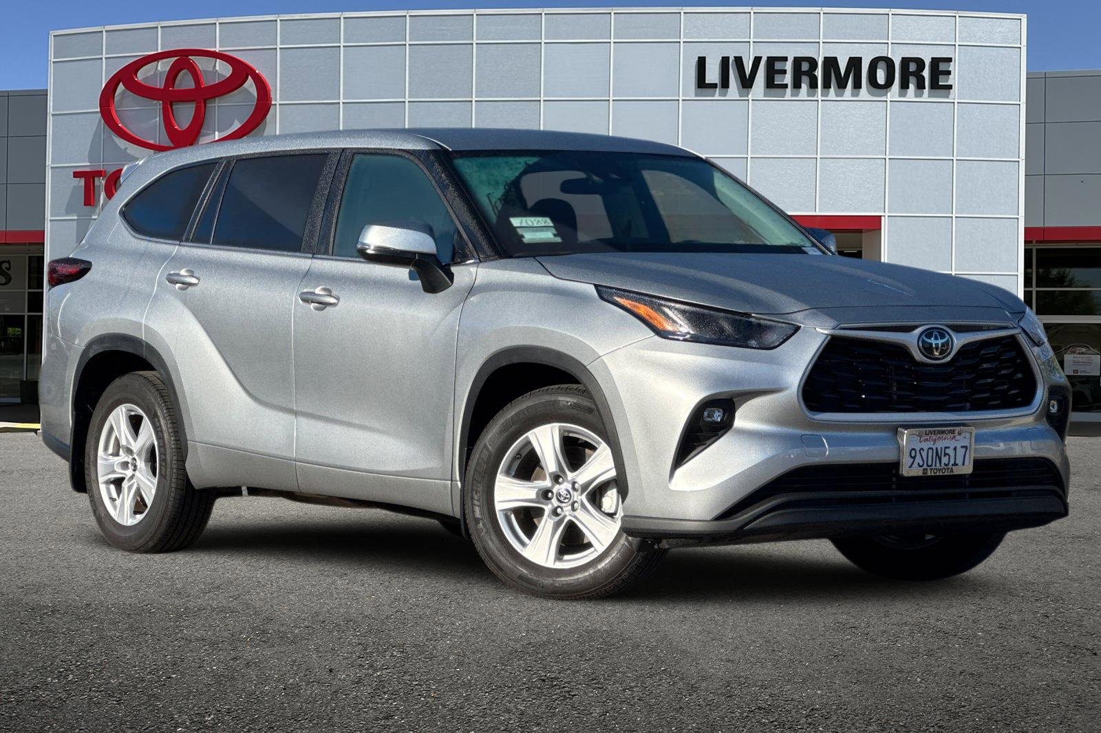 Used 2025 Toyota Highlander LE image 2