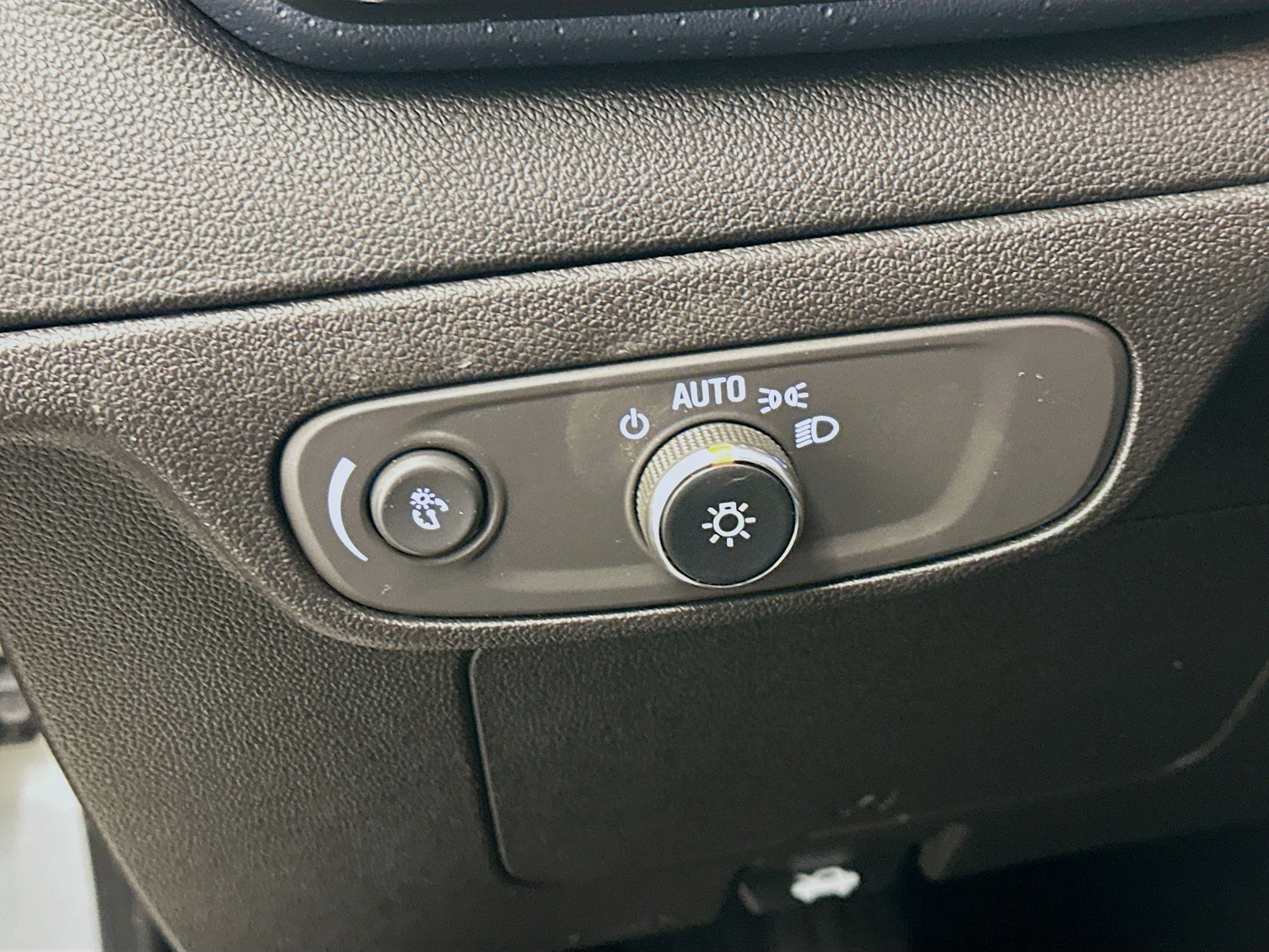 Used 2023 Chevrolet Bolt EUV Premier image 17