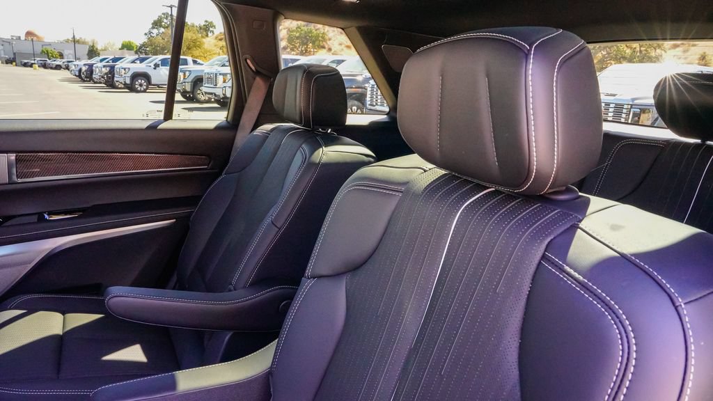 New 2027 Cadillac Vistiq Luxury w/ LPO, Floor Liner Package AWD/4WD image 9