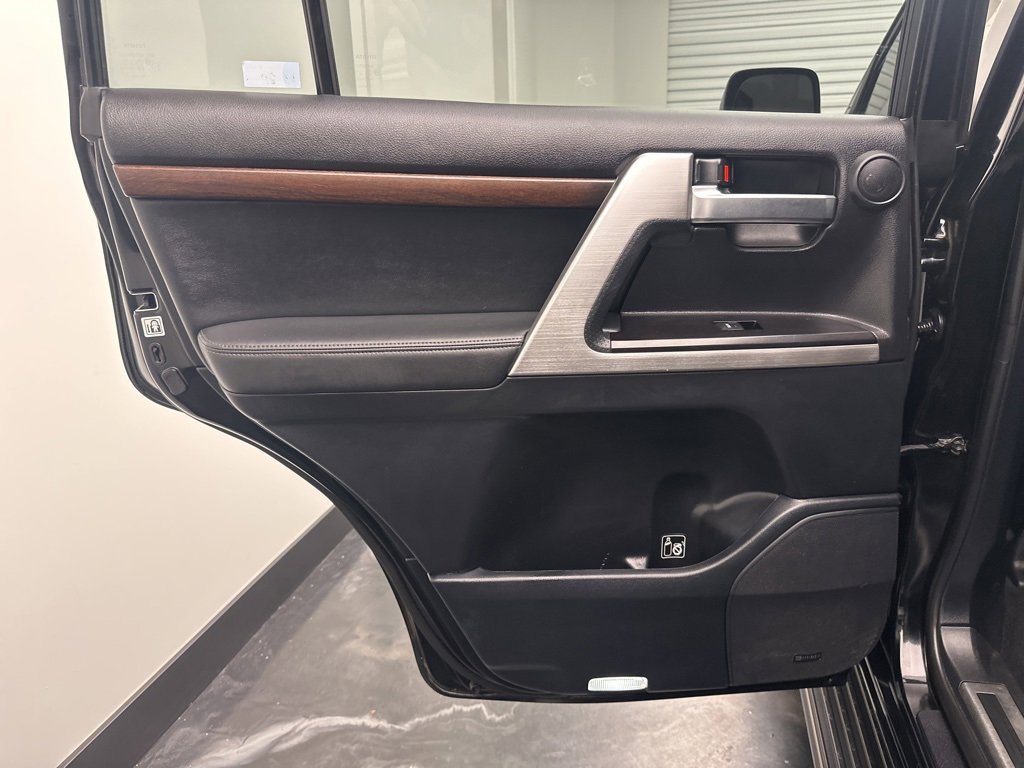 Used 2016 Toyota Land Cruiser image 16