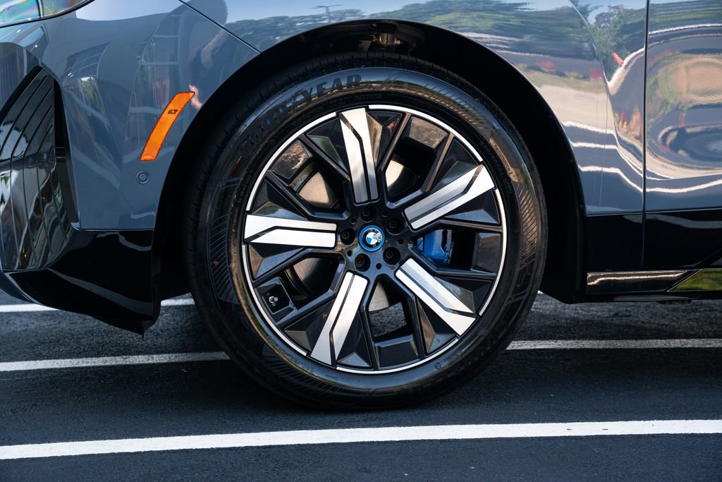 Used 2023 BMW iX xDrive50 w/ Premium Package AWD/4WD image 25