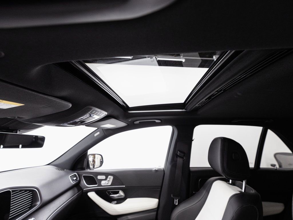 Certified 2025 Mercedes-Benz GLE 450e 4MATIC w/ AMG Line Interior image 25
