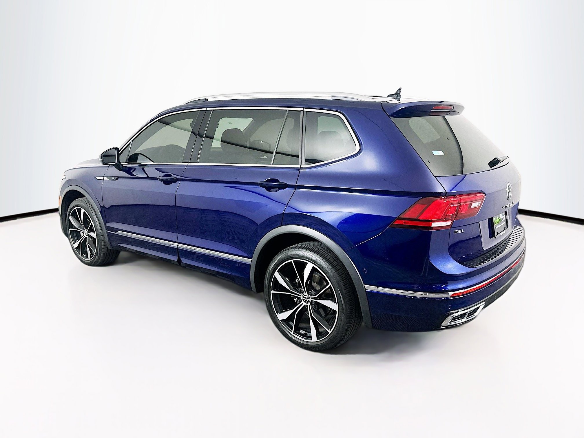 Used 2022 Volkswagen Tiguan SEL R-Line AWD/4WD image 5