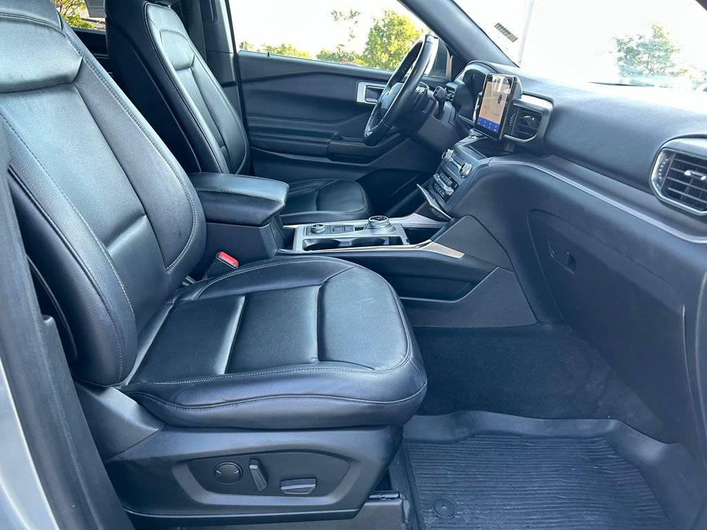 Used 2020 Ford Explorer XLT w/ Equipment Group 202A AWD/4WD image 32