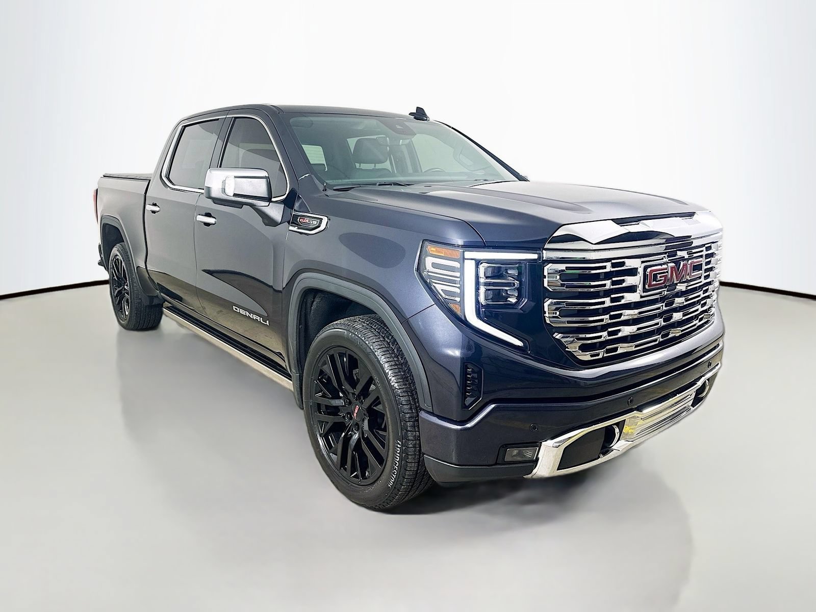 Used 2022 GMC Sierra 1500 Denali w/ Technology Package AWD/4WD image 3