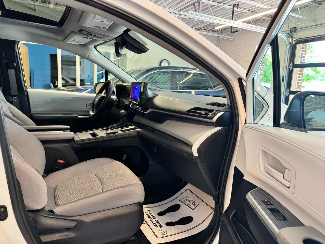 Used 2025 Toyota Sienna LE w/ LE Plus Package AWD/4WD image 29
