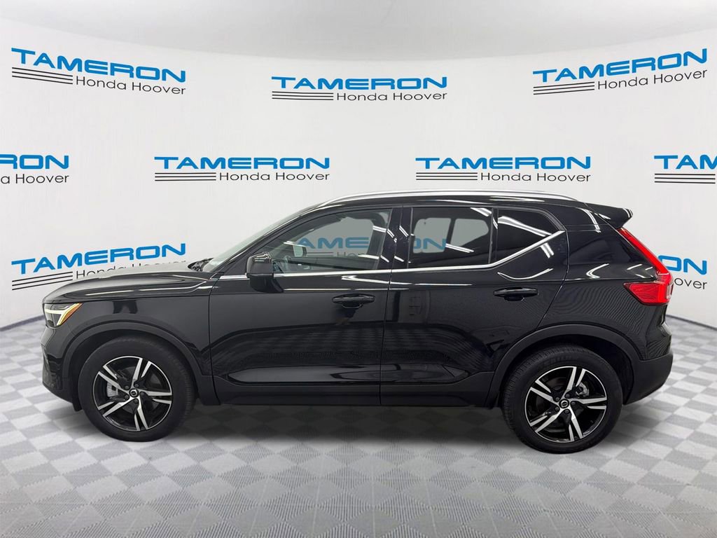 Used 2023 Volvo XC40 B5 Plus image 2