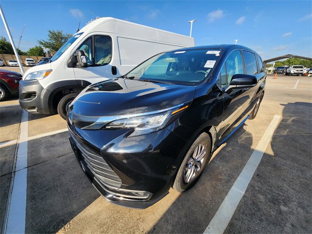 Used 2023 Toyota Sienna LE FWD image 3