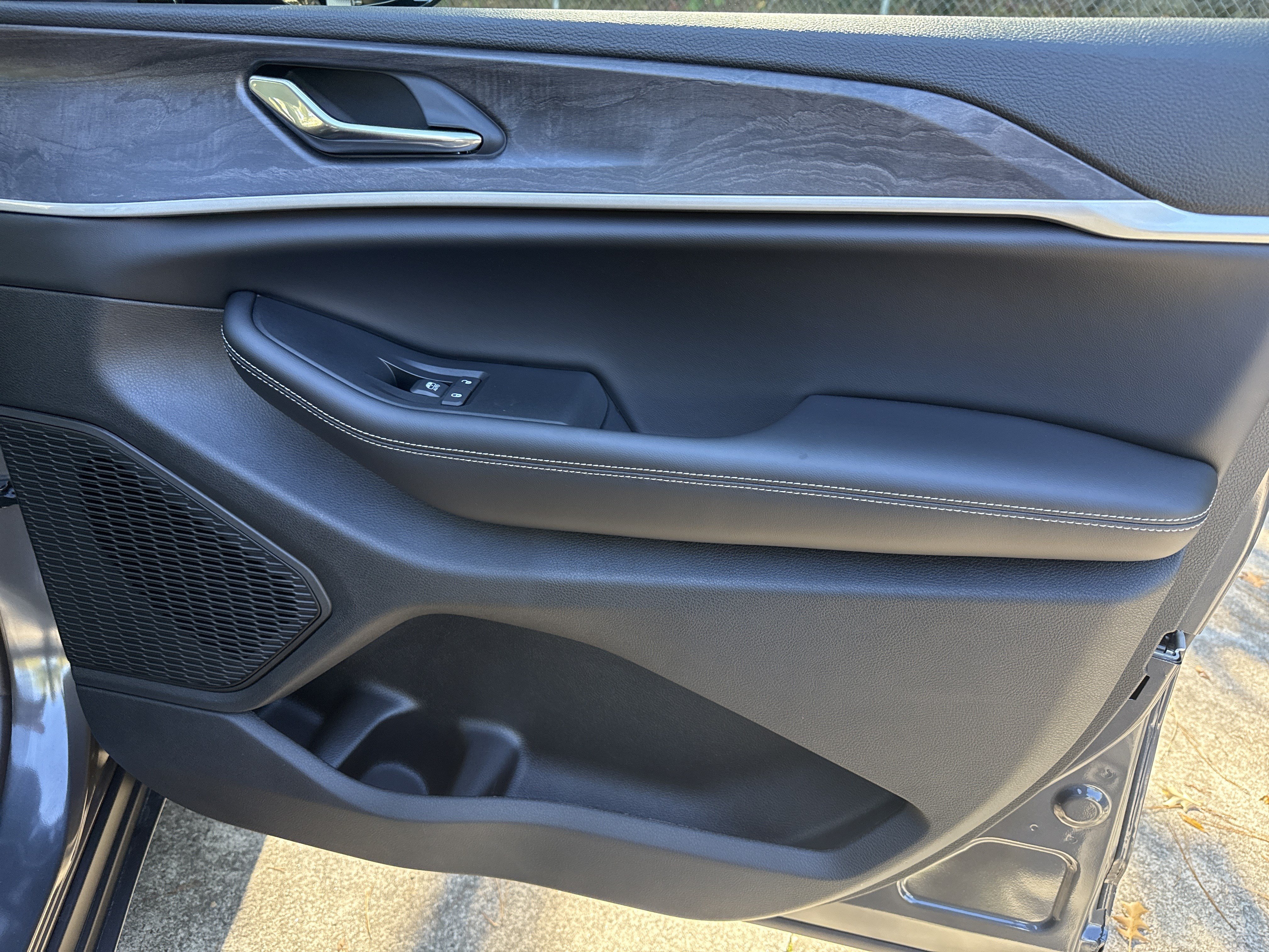 New 2025 Jeep Grand Cherokee Limited w/ Black Appearance Package RWD image 13