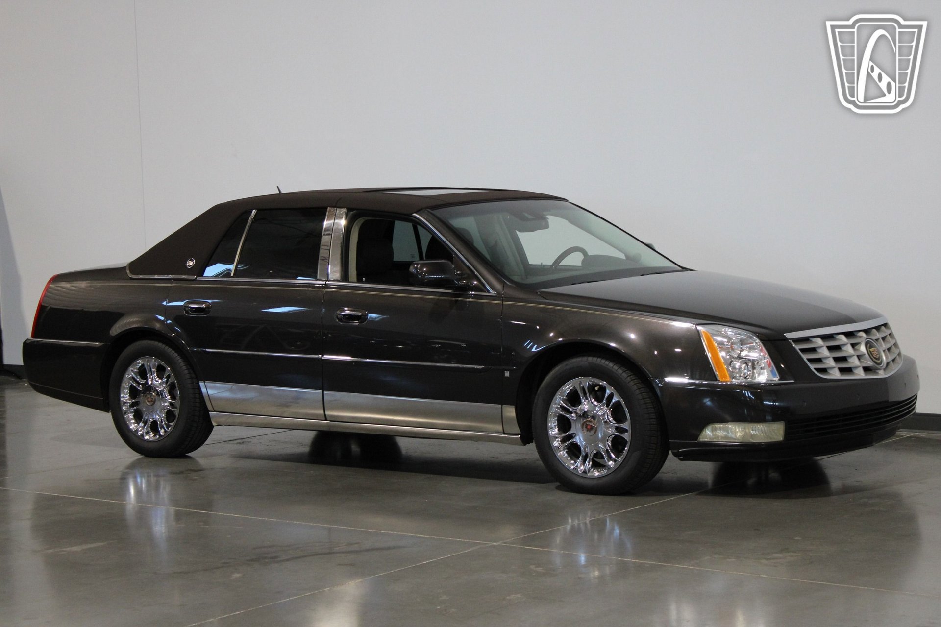 Used 2008 Cadillac DTS Performance w/ Platinum Edition image 11