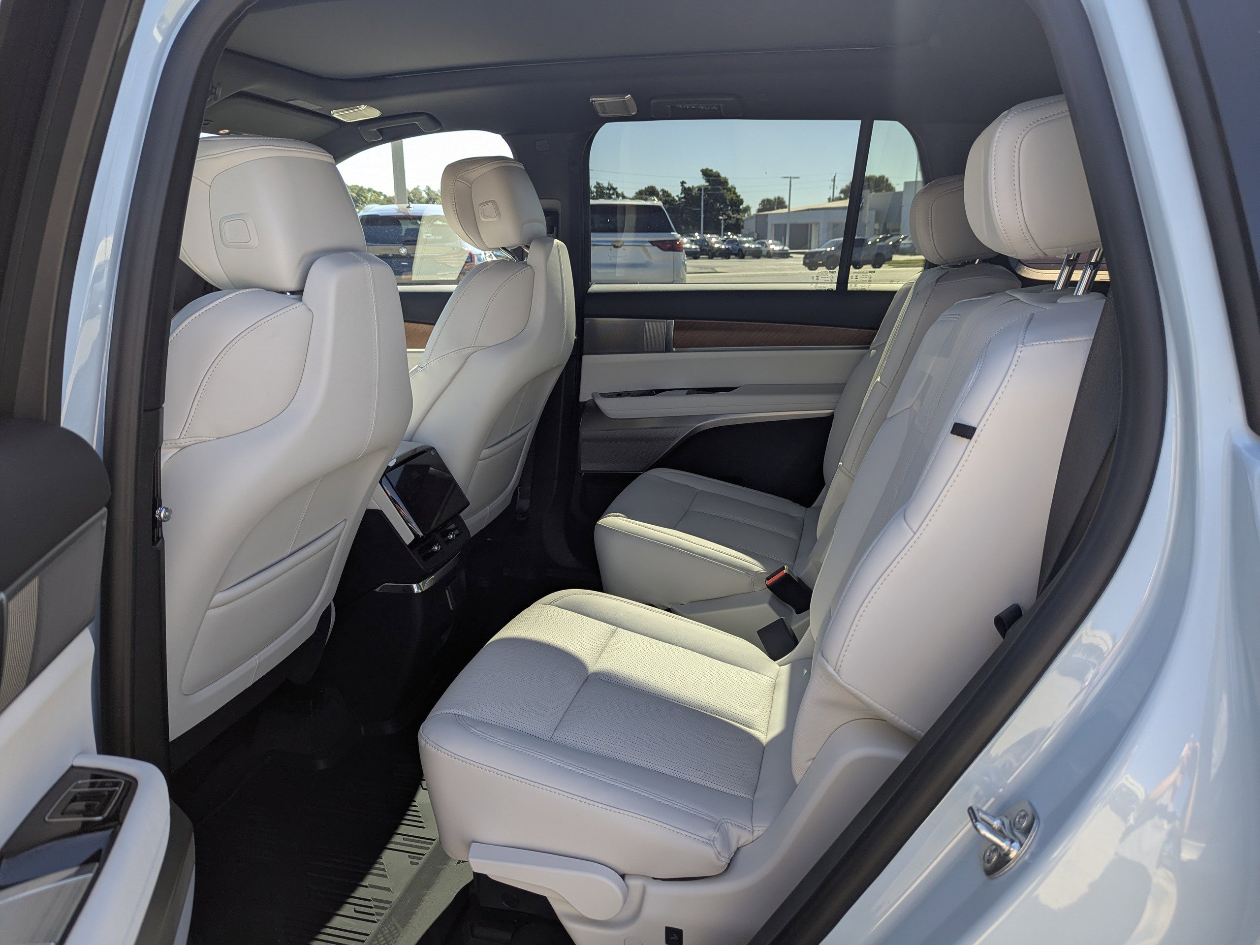 New 2026 Cadillac Vistiq Luxury w/ LPO, Floor Liner Package AWD/4WD image 25